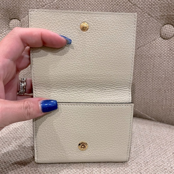 π GUCCI Embossed Logo Trifold Leather Wallet - Picture 3 of 15